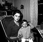 CW2096.jpg   I gammelstua i Våtvika. Sølvi Blix og Merete Blix i stua hos ho mor og han far i Våtvika.  ca. 1962.<br>