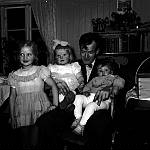 CW2097.jpg    I gammelstua i Våtvika.       Anne Christin, Svanhild og Gunnar Korsnes med Merete Blix på fanget i stua hos ho mor og han far i Våtvika.  ca. 1962.<br>