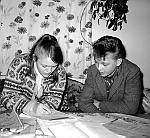 CW2169.jpg    Anita Waatvik og ukjent gutt sitter med skolearbeid ?    på 1960-tallet.     