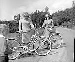 CW2174.jpg   Fra Odny og Hans Waatviks bryllup.  Frank Berntsen til venstre, Odny og Liv Elde med sykler. På 1960-tallet.