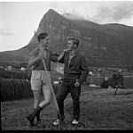 CW2231.jpg    Gunnar kristensen og Hans Waatvik i en pause i høyonna på Eidbukt ca. på 1950-tallet.