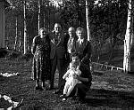 CW1833.jpg    På dahlmo i Drevvatne.    fra: v.: Aslaug Dahlmo, John Hansen (Dahlmo), Arthur Dahlmo, Anna Rostad, Reidun (Dahlmo) Vesterbekkmo med datter.  Sist på 1950-tallet.