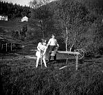 CW1834.jpg       Drevvatne.  Sist på 1950-tallet.   Anita Waatvik og Per Asle Dahlmo.