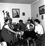CW2296.jpg      På  Solstad. ca. 1959/60.        Aslaug Waatvik, Aslaug Blix, Reidun Hals, Ruth og Roger Henriksen, og Erna Bolstad.