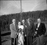 CW1838.jpg    Johhan Hansen (Dahlmo), Aslaug og Anita Waatvik,  Aksel Dahlmo? Oddmund Rostad  og Kristian Dahlmo.  Bildet tatt på Dahlmo sist på 1950-tallet.
