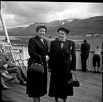 CW1840.jpg To ukjente damer ombord på Hurtigruta.  Kan være fra en av de mange turene Christian Waatvik var med på.