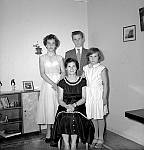 CW2360.jpg    Familiebilde.      Aslaug (Kristensen) Rasmussen, Eidbukt, med familie.<br>