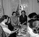CW2365.jpg      Aslaug Waatviks 50 årsdag, 12.04.1959.<br>Reidun Hals serverer tropisk aroma til mor Anne Våtvik, Haldis Våtvik, Aslaug Blix, ukjent, Aslaug Waatvik.