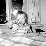 CW2366.jpg     På Solstad. ca. 1959.   Karl Christian Hals liker dessert.