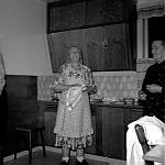 CW2376.jpg       Helge Blix  konfirmasjon. 1958.   På kjøkkenet : Sofia Hansen og Anne Stene Våtvik.