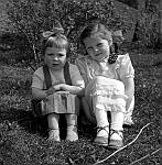 CW1842b.jpg     På Dahlmo sist på 1950-tallet.       Viola dahlmo og Anita Waatvik.