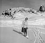 CW2401.jpg    Aslaug Waatvik på skitur i utmarka. Sist på 1950-tallet.