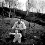 CW2412.jpg  Pappa Christian W. og  Anita Waatvik ute i hagen på Solstad.  1952.