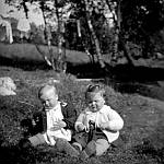 CW2416.jpg    Unni Hals og  Anita Waatvik ute i hagen på Solstad.  1952.