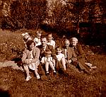 CW1846.jpg      På Solstad.  Sist på 1950 tallet.      Bak: Ingrid Korsnes med Greta og Anne Christin,  Edith og Magnus Johansen,med sønn (Trond?),  Anita Waatvik, Aksel og Kristine Dahlmo, <br>.