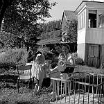 CW2429.jpg      Kaffekos i hagen  på Solstad.  Gudrun Pedersen, Barvik med sønnen på fanget, , Gunnar og Ingrid Korsnes med Anne Christin på fanget,   Foran bordet står Greta Korsnes.