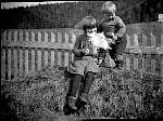 CW2440.jpg     Ruth og Magnus Dalheim i hagen på Dahlmo.   Drevja  Ca. 1929.     (skade på negativet)