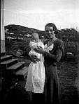 CW2445.jpg     Jenny  med dåpsbarnet Elsa ?   Bildet tatt utenfor gammelstua i Våtvika.