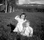 CW1849.jpg    På besøk hos Aslaug og Peder Dahlmo, Drevvatnet.  Anita Waatvik og Reidun Vesterbekkmo sin datter.    Ca. 1960