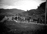 CW2454.jpg      En jernbjelke til Neverdalsbrua.    Bildet er tatt i Våtviksvingen. Sist på 1920 tallet.