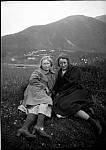 CW2459.j¨g    To ukjente jenter. Utsikt mot Mosvoll/Ørnes<br>Ca. midt på 1920 tallet.