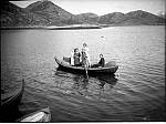 CW2461.jpg    Hans A. Våtvik drev med  klippfisktørking på Vågaholmen  1925.  Unger frakter fisken  inn til bergene.  Regner med at de fikk noen øre for jobben.<br>