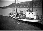 CW2465.jpg     Hans A. Våtvik drev med klippfisktørking på Vågaholmen 1925.  Det ser ut til at kilippfisk-arbeiderne er i gang med å hente  fisken fra båten.<br>Båten het &quotCastor".