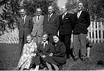 CW2471.jpg    Bildet er tatt på Dahlmo (Drevja) i 1957, da  onkel Johan var heime fra Amerika.   Fra v.: Peder, Johan, Aksel, Arthur, Kristian, alle Dahlmo.     Foran: Edel, Anna og Aslaug.