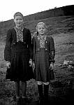 CW2474.jpg    Reidun og Ingrid Waatvik, ca. 1940.   Med nye kjoler som var av brunt ulltøy (som stakk!) og med  jukse-bluser inni, men fine var vi  jo.<br>