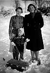 2476.jpg     Aslaug Waatvik med Hans Julius og BIrgit Bakke. Bildet tatt på Solstad ca.1940  