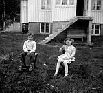 CW1853.jpg          Per Asle Dalmo og Anita Waatvik  på<br>Dahlmo i Drevvatne.    Sist på 1950 tallet.