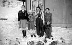 CW2498.jpg    Utenfor huset på Solstad  ca. 1940 /41. fra v.: Reidun og Ingrid Waatvik, Edith Dahlmo  Johansen), Aslaug Waatvik og Hans Julius.