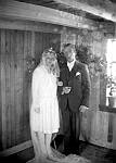 CW2517.jpg     Bryllup i Våtvika.     Aslaug Dahlmo og Christian Waatvik  25.januar 1930.   Bildet tatt i gammelstua i Våtvika.