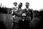 CW2522.jpg    På Dahlmo   ca.1932. i  Drevja.    Peder dahlmo med datteren Reidun på armen, Kristian Dahlmo, foran : Edith Dahlmo?