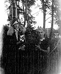 CW2527.jpg        Anna Våtvik (Kolberg) med pusen og Aslaug Våtvik (Blix)  på 1920 tallet