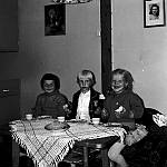 CW2532.jpg      På Solstad  først på 1960 tallet. Toril Hansen (Bjerke), Elin Hals og Svanhild  Korsnes  .