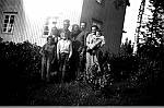 CW2536.jpg      I hagen på Rostad   ca 1952.    Bak: Anna og Odmund Rostad, Hjalmar Lund Med Åse Bodil og Klara med Anita Waatvik,   foran : Ranveig Lund  og Bjarne Waatvik.