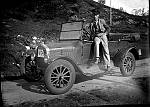 CW2550.jpg            Første drosje?  i Meløy,  Rudolf Svendsgård med sin T- Ford W-741, den første?personbilen som kom til Nordbygda.  Fotografert i Våtvika ca 1929.