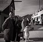 CW2564.jpg   På reisefot med hurtigruta.    Jorun Sørumshaug og Clas Gullstrøm, (Sverige) på tur heim etter besøk hos Ingrid og Gunnar Korsnes i Våtvika.  ca. 1964.