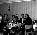 CW2586.jpg          Festlig familielag..     fra v.: Håkon Våtvik?, Myrthild Hansen, Elsa Hansen, Hans Hansen, Per Hals.     1960/70 tallet?          <br>