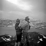 CW2589.jpg   Greta Korsnes med hunden &quotSusi" og Anita Waatvik på Ørntuva, Mesøya i bakgrunnen. Først på 1960 tallet. <br>