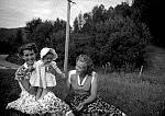 CW2614.jpg  I Våtvika  sommeren 1953.     Irene Korsnes med Greta Korsnes (Ingrids datter) og  Jorun Pederen.