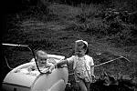 CW2618.jpg   I Våtvika  sommeren 1953.   Greta Korsnes  i barnevogna, Anita Waatvik står  ved sia.