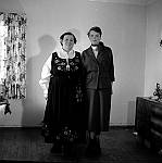 CW26313pg     Hos fotografen.   Sist på 1950 tallet  <br>Hilda Hals og Sølvi Blix.
