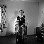 CW2635.jpg     Hos morfar fotograf.   Sist på 1950 tallet  <br>Hilda Hals med barnebarna Unni og Berit Hals..