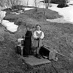 CW2637.jpg    På Solstad.   Sist på 1950 tallet  Unni Hals og Anita Waatvik.