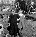 CW2639.jpg    På Solstad.  Sist på 1950 tallet  Unni Hals og Anita Waatvik.
