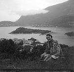 CW2669b.jpg     Aslaug og Anita på besøk i Brattvåg.   Midt på 1950 tallet.   Utsikt over Brattvåg.