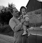 CW2702.jpg    Utenfor butikken i Våtvika.  Christian  Waatvik med barnebarnet Anne Christin Korsnes på armen. På 1950/1960 tallet.  