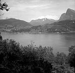 CW2730.jpg   Utsikt fra Mesøya.    (1960 eller før?)  Fra v.: Spildra, Våtvik, Barvik. med Spilderhesten bak.